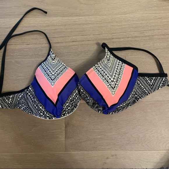 Body Glove Bikini Top.  DD cup Like New - Picture 1 of 8